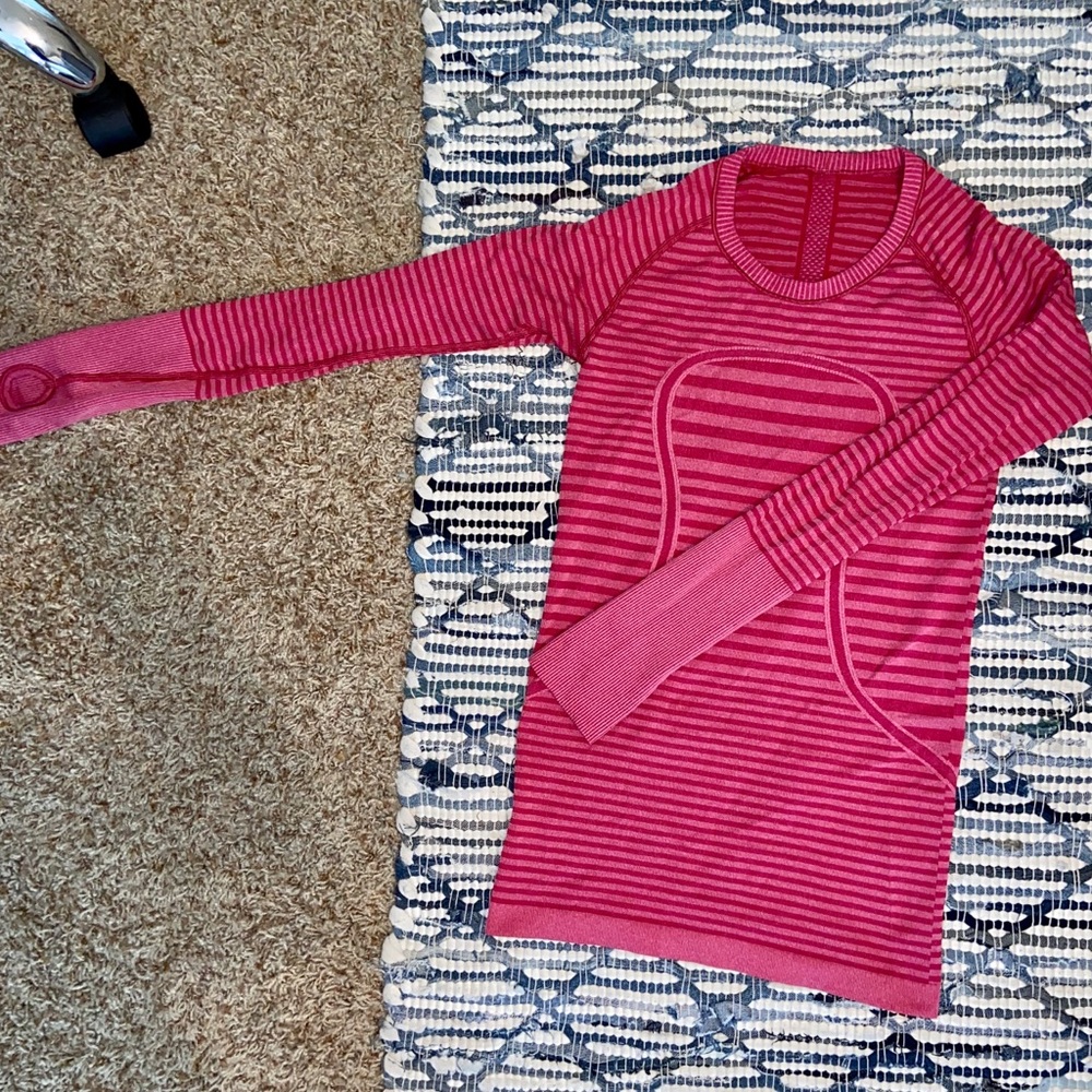 Long sleeve lulu lemon shirt size 4!